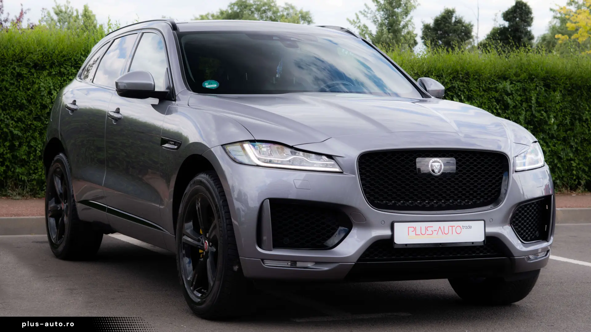 Jaguar F-Pace Checkered Flag_LED_Meridian_Panoramic