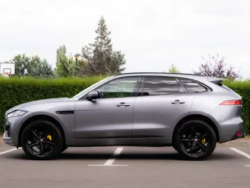 Jaguar F-Pace Checkered Flag_LED_Meridian_Panoramic