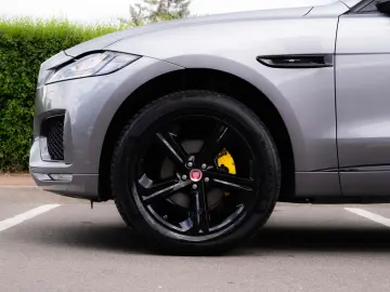 Jaguar F-Pace Checkered Flag_LED_Meridian_Panoramic