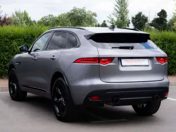 Jaguar F-Pace Checkered Flag_LED_Meridian_Panoramic