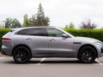 Jaguar F-Pace Checkered Flag_LED_Meridian_Panoramic