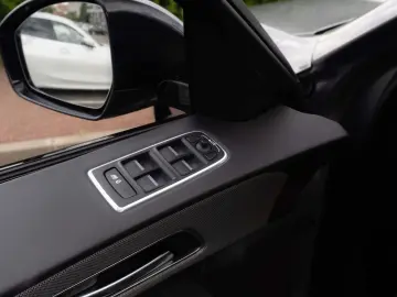 Jaguar F-Pace Checkered Flag_LED_Meridian_Panoramic