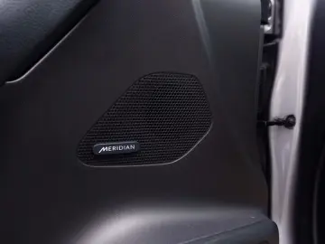 Jaguar F-Pace Checkered Flag_LED_Meridian_Panoramic