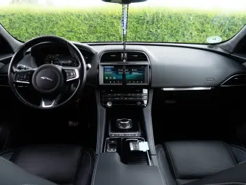 Jaguar F-Pace Checkered Flag_LED_Meridian_Panoramic