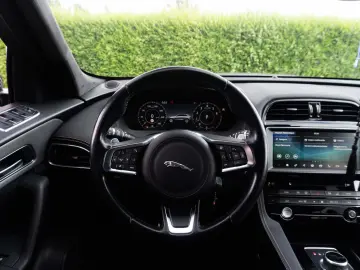 Jaguar F-Pace Checkered Flag_LED_Meridian_Panoramic