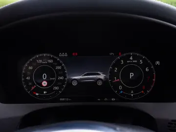 Jaguar F-Pace Checkered Flag_LED_Meridian_Panoramic