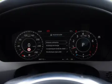 Jaguar F-Pace Checkered Flag_LED_Meridian_Panoramic