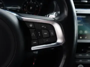 Jaguar F-Pace Checkered Flag_LED_Meridian_Panoramic