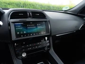 Jaguar F-Pace Checkered Flag_LED_Meridian_Panoramic