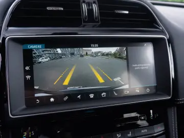 Jaguar F-Pace Checkered Flag_LED_Meridian_Panoramic