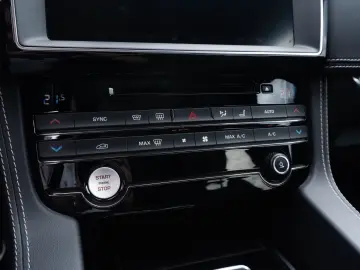 Jaguar F-Pace Checkered Flag_LED_Meridian_Panoramic