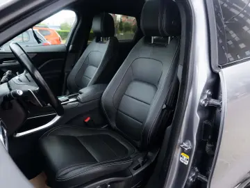 Jaguar F-Pace Checkered Flag_LED_Meridian_Panoramic