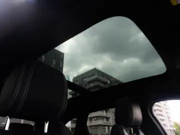 Jaguar F-Pace Checkered Flag_LED_Meridian_Panoramic