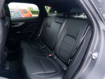 Jaguar F-Pace Checkered Flag_LED_Meridian_Panoramic
