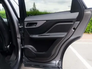 Jaguar F-Pace Checkered Flag_LED_Meridian_Panoramic