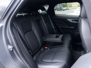 Jaguar F-Pace Checkered Flag_LED_Meridian_Panoramic