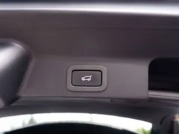 Jaguar F-Pace Checkered Flag_LED_Meridian_Panoramic