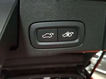 VOLVO XC60 Plus Black Edition Recharge Plug-In Hybrid