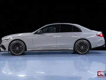 MERCEDES-BENZ E 300 de 4MATIC AMG Alpine Grey Pano Burm-4D