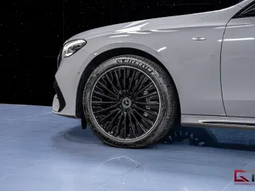 MERCEDES-BENZ E 300 de 4MATIC AMG Alpine Grey Pano Burm-4D
