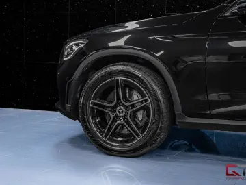 MERCEDES-BENZ GLC 300 e 4MATIC AMG Pano Burm AIRMATIC