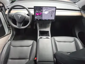TESLA Model Y Long Range AWD LED Pano