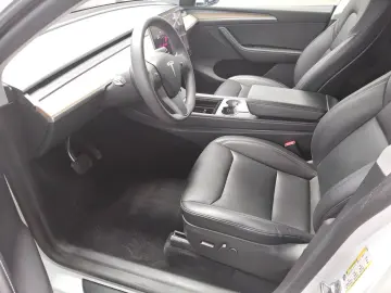 TESLA Model Y Long Range AWD LED Pano