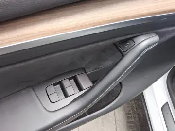 TESLA Model Y Long Range AWD LED Pano