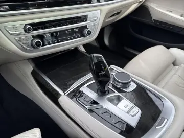 BMW 745e M Sport TV HUD Massa SoftClo Glasd H K Gest