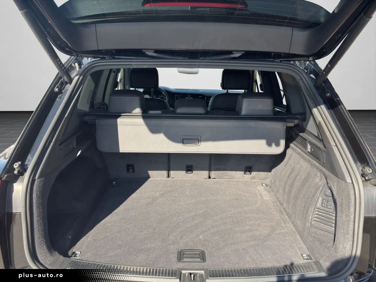 VW Touareg R-LINE 3.0 TDI V6 4MOTION IQ.LIGHT NAVI