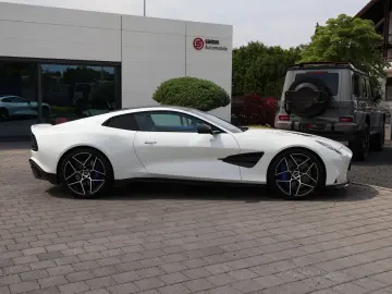 ASTON MARTIN Vanquish V12 by  Q  full CARBON-Sonderl…