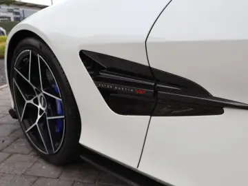 ASTON MARTIN Vanquish V12 by  Q  full CARBON-Sonderl…