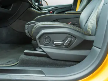 LAMBORGHINI Urus SE   MY25   Akrapovic  Pano   Giallo Inti