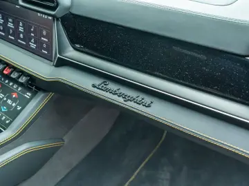 LAMBORGHINI Urus SE   MY25   Akrapovic  Pano   Giallo Inti