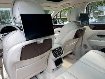 BENTLEY New Bentayga V8 First Edition
