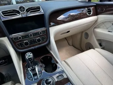 BENTLEY New Bentayga V8 First Edition
