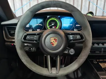 PORSCHE 911 Carrera 4 GTS (Aerokit Approved SportChrono)