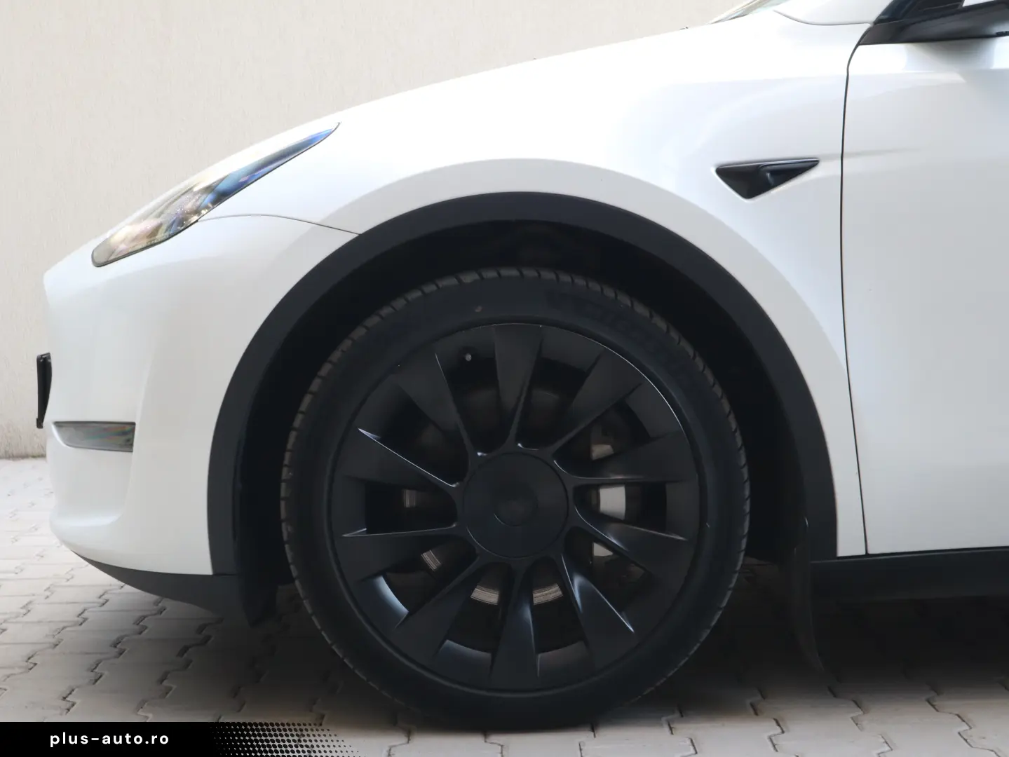 TESLA Model Y 2023 — imagine 26