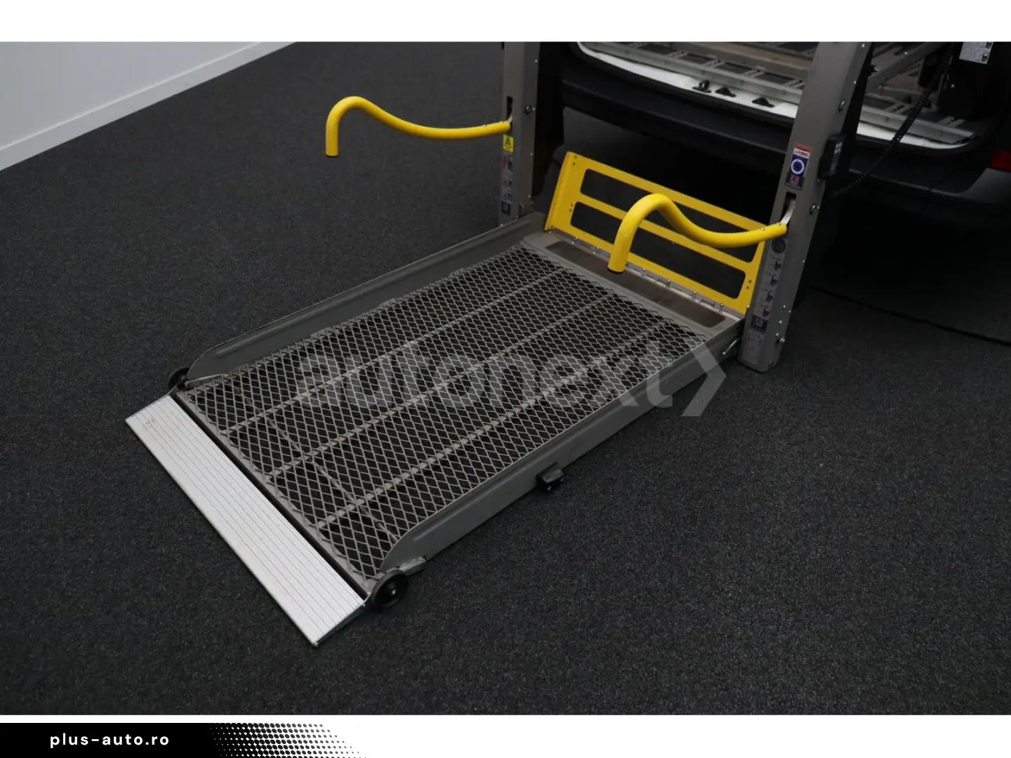 VW Crafter 35 Rollstuhl-Lift  Ambulanta