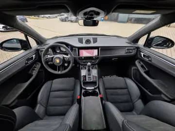 PORSCHE Macan GTS Sthzg Acc Pano PSCB Ahk Bose PASM