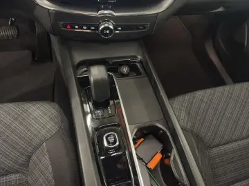 VOLVO XC60 B5 AWD Core Aut Licht-Paket H&K Kamera PDCv