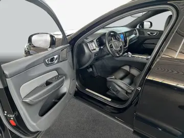 VOLVO XC60 B5 AWD Plus Black-Edition PilotAssist 360