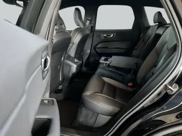 VOLVO XC60 B5 AWD Plus Black-Edition PilotAssist 360
