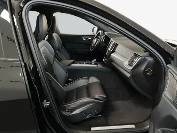 VOLVO XC60 B5 AWD Plus Black-Edition PilotAssist 360