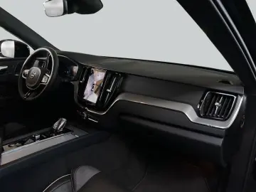 VOLVO XC60 B5 AWD Plus Black-Edition PilotAssist 360