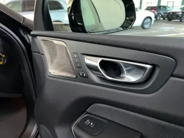 VOLVO XC60 B5 AWD Plus Black-Edition PilotAssist 360