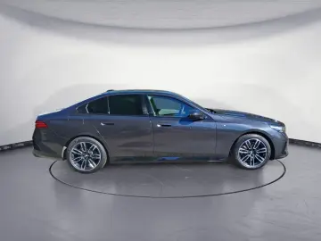BMW 520d xDrive M SPORT Iconic Glow Driving Assistan