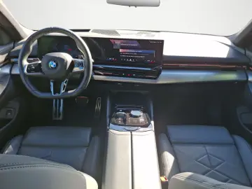 BMW 520d xDrive M SPORT Iconic Glow Driving Assistan