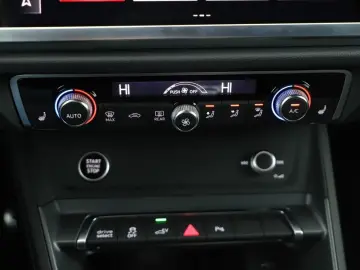 AUDI Q3 45 TFSI e S tronic S line LED ACC Kamera Navi