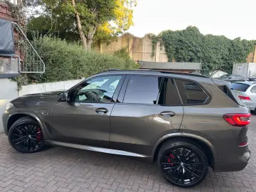 BMW X5 xDr45e M Sport PANO-SKY B&W AHK Massag Sitzkl